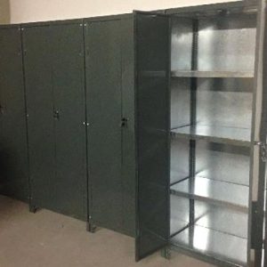 Estantes de Angulo Ranurado con Puerta